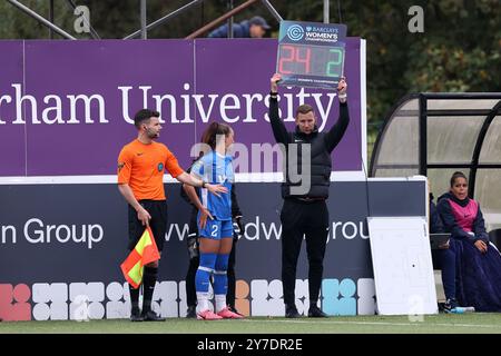 Maiden Castle, Durham City am Sonntag, den 29. September 2024. Jon Ashworth-Sears, der vierte Beamte, hält das Markenboard der Barclays Women Championship, um eine Substitution während des FA Women's Championship-Spiels zwischen Durham Women FC und Birmingham City am Sonntag, den 29. September 2024, zu bezeichnen. (Foto: Mark Fletcher | MI News) Credit: MI News & Sport /Alamy Live News Stockfoto