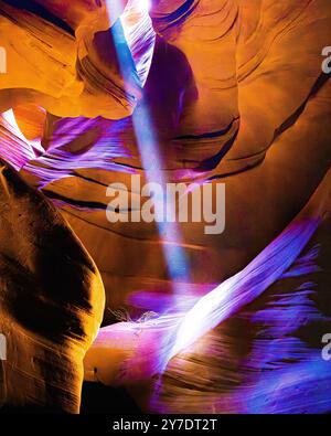 Antelope Canyon Lichtstrahlen - Schlitzhöhle mit Sonnenstrahlen in der Nähe von Page Arizona - Lichtstrahl beleuchtet Sandstein Stockfoto
