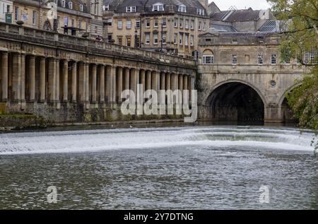 25. April 24 Pulteney Weir ist ein berühmtes Weltkulturerbe mit seinen überblickenden Gebäuden am Fluss Avon in der Stadt Bath in somerset England. Dies Stockfoto