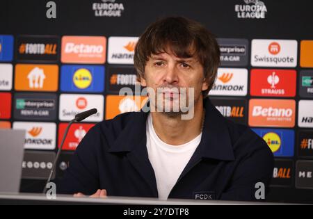 Hamburg – 25. September 2024: Dynamo Kiew-Manager Oleksandr Shovkovskiy nimmt an einer Pressekonferenz nach dem Spiel Dynamo Kiew gegen Lazio im Hamburger Volksparkstadion Teil Stockfoto