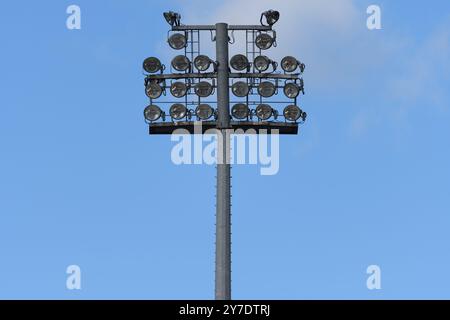 Berlin, Deutschland. September 2024. Berlin, 29. September 2024: Flutlichtmast während der 2. Frauen-Bundesliga-Spiel zwischen Union Berlin und FC Bayern München II im Stadion Alte Försterei, Berlin. (Sven Beyrich/SPP) Credit: SPP Sport Press Photo. /Alamy Live News Stockfoto