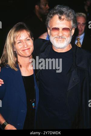 Kris Kristofferson und ihre Frau Lisa Meyers besuchen am 23. Juli 2001 die Premiere des „Planet der Affen“ im Ziegfeld Theatre in New York City. Foto: Henry McGee/MediaPunch Stockfotografie - Alamy