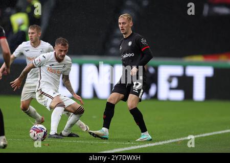 Swansea, Großbritannien. September 2024. Mark Sykes aus Bristol City (17) und Josh Tymon aus Swansea City (l) in Aktion. EFL Skybet Championship Match, Swansea City gegen Bristol City im Stadion Swansea.com in Swansea, Wales am Sonntag, den 29. September 2024. Dieses Bild darf nur für redaktionelle Zwecke verwendet werden. Nur redaktionelle Verwendung, Bild von Andrew Orchard/Andrew Orchard Sportfotografie/Alamy Live News Credit: Andrew Orchard Sportfotografie/Alamy Live News Stockfoto