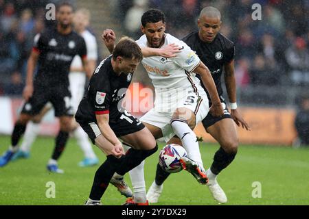 Swansea, Großbritannien. September 2024. Ben Cabango aus Swansea City (c) in Aktion. EFL Skybet Championship Match, Swansea City gegen Bristol City im Stadion Swansea.com in Swansea, Wales am Sonntag, den 29. September 2024. Dieses Bild darf nur für redaktionelle Zwecke verwendet werden. Nur redaktionelle Verwendung, Bild von Andrew Orchard/Andrew Orchard Sportfotografie/Alamy Live News Credit: Andrew Orchard Sportfotografie/Alamy Live News Stockfoto