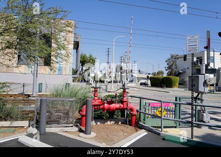 Eine detaillierte Untersuchung der verschiedenen Rückflussbegrenzungsventile und Brandschutzanlagen, die in der Umgebung eines Industriestandorts installiert sind. Stockfoto