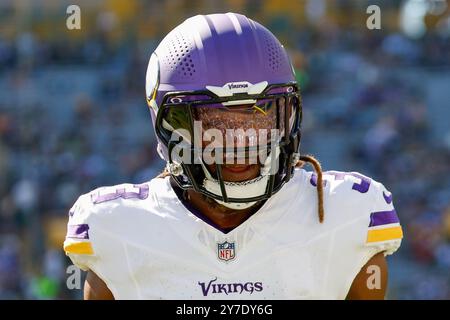 29. September 2024: Minnesota Vikings Running Back Aaron Jones (33) lauschte den Anfeuerungen der Packer-Fans vor dem NFL-Fußballspiel zwischen den Minnesota Vikings und den Green Bay Packers im Lambeau Field in Green Bay, Wisconsin. Darren Lee/CSM Stockfoto