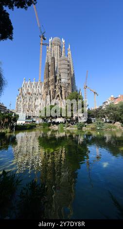 Die Sagrada Familia, von der Plaza de Gaudí aus gesehen. Barcelona, Spanien. Stockfoto