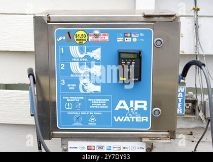 Alameda, CA - 25. Mai 2024: Luft- und Wasserstation an einer lokalen Tankstelle. Einen Dollar und 50 Cent für Luft und/oder Wasser für Fahrzeuge berechnen. Stockfoto