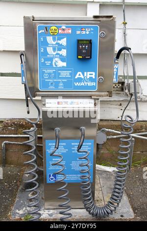 Alameda, CA - 25. Mai 2024: Luft- und Wasserstation an einer lokalen Tankstelle. Einen Dollar und 50 Cent für Luft und/oder Wasser für Fahrzeuge berechnen. Stockfoto