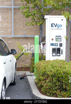 Alameda, CA - 25. Mai 2024: Nahaufnahme der EVgo Supercharging Station. EVgo Inc. Ist ein DC-Schnellladestationsnetzwerk für Elektrofahrzeuge in den USA Stockfoto