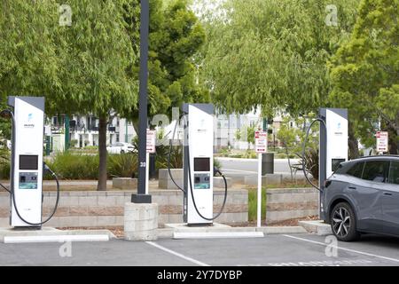 Alameda, KALIFORNIEN - 25. Mai 2024: Elektrify America EV Ladestation. Ein Netz von DC-Schnellladestationen für Elektrofahrzeuge in den USA. Stockfoto