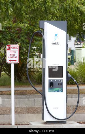 Alameda, KALIFORNIEN - 25. Mai 2024: Nahaufnahme der Elektrify America EV-Ladestation. Ein Netz von DC-Schnellladestationen für Elektrofahrzeuge in den USA. Stockfoto