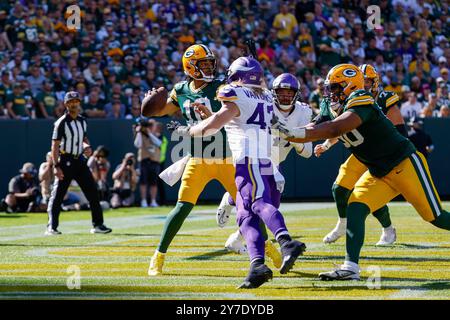 Green Bay, Wisconsin, USA. September 2024. Der Green Bay Packers Quarterback Jordan Love (10) übergibt den Ball mit dem Minnesota Vikings Linebacker Andrew Van Ginkel (43), der während des NFL-Fußballspiels zwischen den Minnesota Vikings und den Green Bay Packers im Lambeau Field in Green Bay, Wisconsin, unter Druck gesetzt wird. Darren Lee/CSM (Bild: © Darren Lee/Cal Sport Media). Quelle: csm/Alamy Live News Stockfoto