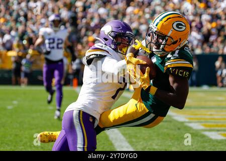 29. September 2024: Der Wide Receiver der Green Bay Packers Jayden Reed (11) macht einen 15-Yard-Touchdown-Empfang als Minnesota Vikings Cornerback Byron Murphy Jr. (7) versucht, es während des NFL-Fußballspiels zwischen den Minnesota Vikings und den Green Bay Packers im Lambeau Field in Green Bay, Wisconsin zu verteidigen. Darren Lee/CSM Stockfoto