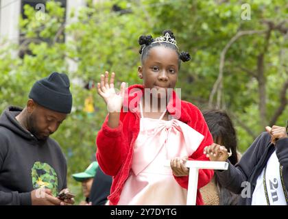 San Francisco, KALIFORNIEN - 8. Juni 2024: Nicht identifizierte Teilnehmer an der 2. Jährlichen Juneteenth Parade Up Market Street. Stockfoto