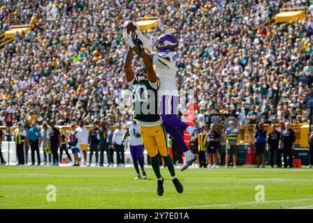 29. September 2024: Der Wide Receiver Bo Melton (80) bricht ein mögliches Abfangen durch Minnesota Vikings Cornerback Byron Murphy Jr. (7) während des NFL-Fußballspiels zwischen den Minnesota Vikings und den Green Bay Packers im Lambeau Field in Green Bay, Wisconsin auf. Darren Lee/CSM Stockfoto