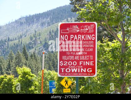 South Lake Tahoe, CA - 16. Juni 2024: Kein Parkschild für Schneepflug auf Straßen in South Lake Tahoe. Stockfoto