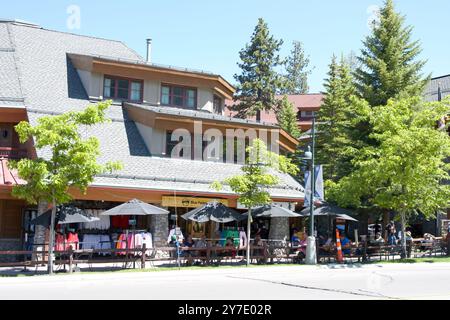 South Lake Tahoe, CA - 16. Juni 2024: Heavenly Village Shopping Center in South Lake Tahoe. Ein beliebtes Urlaubsziel. Stockfoto