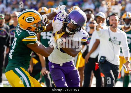 Green Bay, Wisconsin, USA. September 2024. Minnesota Vikings Running Back Aaron Jones (33) und Green Bay Packers Cornerback Eric Stokes (21), die als Cheftrainer Matt LaFleur beim NFL-Football-Spiel zwischen den Minnesota Vikings und den Green Bay Packers am Lambeau Field in Green Bay, Wisconsin, an der Seitenlinie antreten. Darren Lee/CSM/Alamy Live News Stockfoto