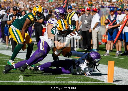Green Bay, Wisconsin, USA. September 2024. Green Bay Packers Tight End Tucker Kraft (85) taucht ein für einen 13-Yard-Touchdown-Empfang, als er von Minnesota Vikings Linebacker Andrew Van Ginkel (43) während des NFL-Fußballspiels zwischen den Minnesota Vikings und den Green Bay Packers im Lambeau Field in Green Bay, Wisconsin, angegriffen wird. Darren Lee/CSM/Alamy Live News Stockfoto