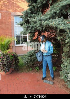 Die Postbotenstatue von Ridgewood, New Jersey, steht vor dem Postamt auf der E. Ridgewood Avenue, New Jersey Stockfoto