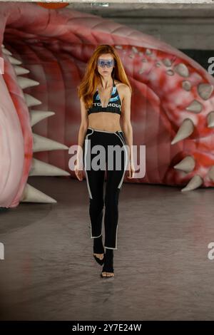 Paris, Frankreich. September 2024. OTTOLINGER Frühjahr/Sommer 2025 Laufsteg während der Pariser Fashion Week am 2024. September - Paris, Frankreich, 29/09/2024 Credit: dpa/Alamy Live News Stockfoto