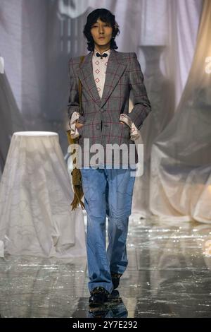 Paris, Frankreich. September 2024. VALENTINO Frühjahr/Sommer 2025 Laufsteg während der Pariser Fashion Week am 2024. September - Paris, Frankreich, 29/09/2024 Credit: dpa/Alamy Live News Stockfoto