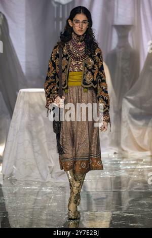 Paris, Frankreich. September 2024. VALENTINO Frühjahr/Sommer 2025 Laufsteg während der Pariser Fashion Week am 2024. September - Paris, Frankreich, 29/09/2024 Credit: dpa/Alamy Live News Stockfoto