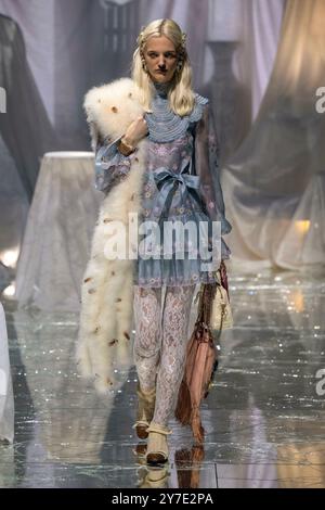 Paris, Frankreich. September 2024. VALENTINO Frühjahr/Sommer 2025 Laufsteg während der Pariser Fashion Week am 2024. September - Paris, Frankreich, 29/09/2024 Credit: dpa/Alamy Live News Stockfoto