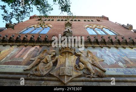 Wunderschöne Gebäudedekoration im Sant Pau Krankenhauskomplex in Barcelona, Spanien. Stockfoto