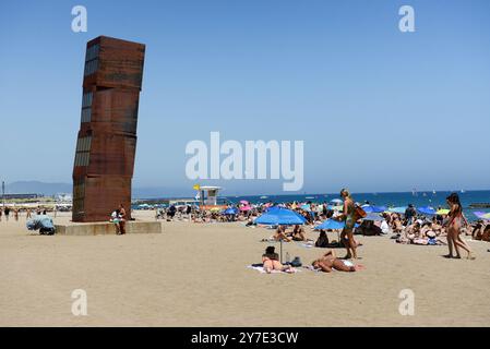 L'Estel Ferit Skulptur am wunderschönen Strand am Viertel Barceloneta in Barcelona, Spanien. Stockfoto