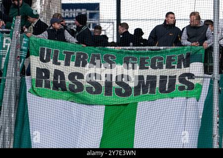 Sinsheim, Deutschland. September 2024. Die Fans vom SV Werder Bremen zeigen in der Fankurve ein Banner, Spruchband mit der Aufschrift: Ultras gegen Rassismus, Fans, Ultras Publikum, Zuschauer, Stimmung, Atmosphäre, Stadion, 29.09.2024, Sinsheim (Deutschland), Fussball, BUNDESLIGA, TSG 1899 HOFFENHEIM - SV WERDER BREMEN, DFB/DFL-VORSCHRIFTEN VERBIETEN DIE VERWENDUNG VON FOTOGRAFIEN ALS BILDSEQUENZEN UND/ODER QUASI-VIDEO. Quelle: dpa/Alamy Live News Stockfoto