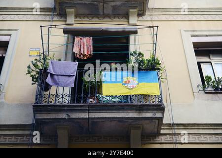 Die Flagge von La Barceloneta auf dem Balkon im Viertel La Barceloneta in Barcelona, Spanien. Stockfoto