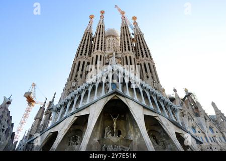 Die Passionsfassade der Basilika Sagrada Familia in Barcelona, Spanien. Stockfoto