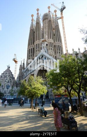 Basilika La Sagrada Familia aus dem Park unten in Barcelona, Spanien. Stockfoto