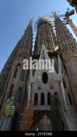 Farbenfrohe Dekorationen auf dem Passionsturm an der Sagrada Familia Basilika in Barcelona, Spanien. Stockfoto