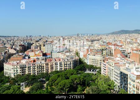 Wunderschöne Aussicht auf die Stadt vom Turm der Sagrada Familia Basilika in Barcelona, Spanien. Stockfoto