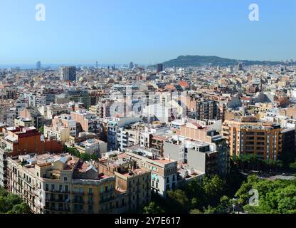 Wunderschöne Aussicht auf die Stadt vom Turm der Sagrada Familia Basilika in Barcelona, Spanien. Stockfoto