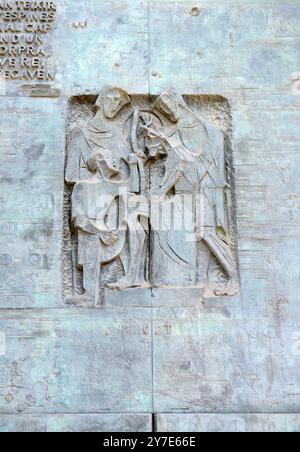 Skulpturen an der Passionsfassade der Basilika Sagrada Familia in Barcelona, Spanien. Stockfoto