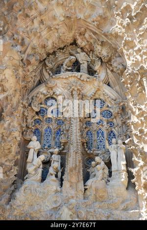 Skulpturen an der Krippenfassade der Basilika Sagrada Familia in Barcelona, Spanien. Stockfoto