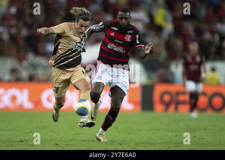 Rio De Janeiro, Brasilien. September 2024. RJ - RIO DE JANEIRO - 09/29/2024 - BRASILIANISCHER A 2024, FLAMENGO x ATHLETICO-PR - Flamengo-Spieler Gerson streitet einen Zug mit Athletico-PR-Spieler Canobbio während eines Spiels im Maracana-Stadion für die brasilianische A 2024-Meisterschaft an. Foto: Jorge Rodrigues/AGIF Credit: AGIF/Alamy Live News Stockfoto