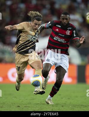 Rio De Janeiro, Brasilien. September 2024. RJ - RIO DE JANEIRO - 09/29/2024 - BRASILIANISCHER A 2024, FLAMENGO x ATHLETICO-PR - Flamengo-Spieler Gerson streitet einen Zug mit Athletico-PR-Spieler Canobbio während eines Spiels im Maracana-Stadion für die brasilianische A 2024-Meisterschaft an. Foto: Jorge Rodrigues/AGIF Credit: AGIF/Alamy Live News Stockfoto