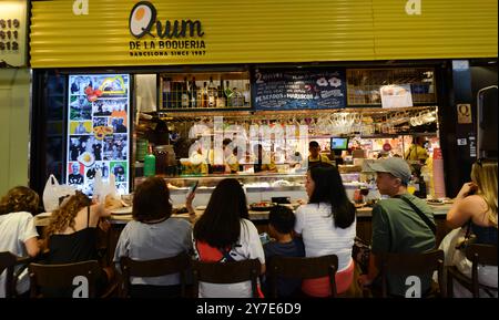 El Quim de la Boqueria Tapas Bar im Mercat de la Boqueria in Barcelona, Spanien. Stockfoto