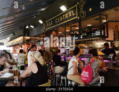 Bar Central Tapas Bar im Mercat de la Boqueria in Barcelona, Spanien. Stockfoto