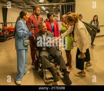 CHICAGO, Illinois – 20. August 2024: Reverend Jesse Jackson Sr. Schüttelt Bloombergs Nia-Malika Henderson auf der Democratic National Convention 2024 die Hand. Stockfoto