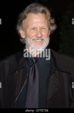 KRIS KRISTOFFERSON (22. Juni 1936 – 28. September 2024) ein Rhodos-Gelehrter mit einem geschickten Songwriting-Stil und roher Ausstrahlung, der zu einem Country-Musik-Superstar und Hollywood-Schauspieler wurde, ist mit 88 Jahren gestorben. DATEIFOTO: 4. November 2003, Nashville, Tennessee, USA: Sänger KRIS KRISTOFFERSON während der BMI Country Awards 2003 im BMI Nashville Headquarters. (Kreditbild: © Laura Farr/AdMedia via ZUMA Wire) NUR REDAKTIONELLE VERWENDUNG! Nicht für kommerzielle ZWECKE! Stockfoto