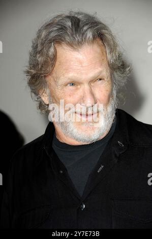 KRIS KRISTOFFERSON (22. Juni 1936 – 28. September 2024) ein Rhodos-Gelehrter mit einem geschickten Songwriting-Stil und roher Ausstrahlung, der zu einem Country-Musik-Superstar und Hollywood-Schauspieler wurde, ist mit 88 Jahren gestorben. DATEIFOTO: 10. Mai 2007, Beverly Hills, Kalifornien, USA: KRIS KRISTOFFERSON bei der Premiere des Films „The Wendell Baker Story“ im Writers Guild Theater. (Credit Image: © Michael Germana/ZUMA Wire) NUR REDAKTIONELLE VERWENDUNG! Nicht für kommerzielle ZWECKE! Stockfoto