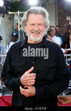 KRIS KRISTOFFERSON (22. Juni 1936 – 28. September 2024) ein Rhodos-Gelehrter mit einem geschickten Songwriting-Stil und roher Ausstrahlung, der zu einem Country-Musik-Superstar und Hollywood-Schauspieler wurde, ist mit 88 Jahren gestorben. DATEIFOTO: 9. Oktober 2005, Los Angeles, Kalifornien, USA: KRIS KRISTOFFERSON bei der Hollywood-Premiere von Dreamer im Mann Village Theater in Westwood. (Kreditbild: © Zach Lipp/AdMedia via ZUMA Wire) NUR REDAKTIONELLE VERWENDUNG! Nicht für kommerzielle ZWECKE! Stockfoto