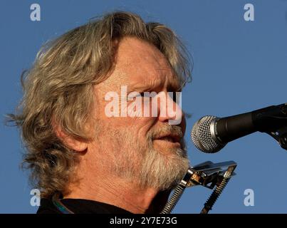 KRIS KRISTOFFERSON (22. Juni 1936 – 28. September 2024) ein Rhodos-Gelehrter mit einem geschickten Songwriting-Stil und roher Ausstrahlung, der zu einem Country-Musik-Superstar und Hollywood-Schauspieler wurde, ist mit 88 Jahren gestorben. DATEIFOTO: 6. Mai 2007, Indio, Kalifornien, USA: Der Musiker KRIS KRISTOFFERSON tritt während des Stagecoach Country Music Festivals 2007 auf. (Kreditbild: © Vaughn Youtz/ZUMAPRESS.com) NUR REDAKTIONELLE VERWENDUNG! Nicht für kommerzielle ZWECKE! Stockfoto