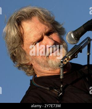 KRIS KRISTOFFERSON (22. Juni 1936 – 28. September 2024) ein Rhodos-Gelehrter mit einem geschickten Songwriting-Stil und roher Ausstrahlung, der zu einem Country-Musik-Superstar und Hollywood-Schauspieler wurde, ist mit 88 Jahren gestorben. DATEIFOTO: 6. Mai 2007, Indio, Kalifornien, USA: Der Musiker KRIS KRISTOFFERSON tritt während des Stagecoach Country Music Festivals 2007 auf. (Kreditbild: © Vaughn Youtz/ZUMAPRESS.com) NUR REDAKTIONELLE VERWENDUNG! Nicht für kommerzielle ZWECKE! Stockfoto